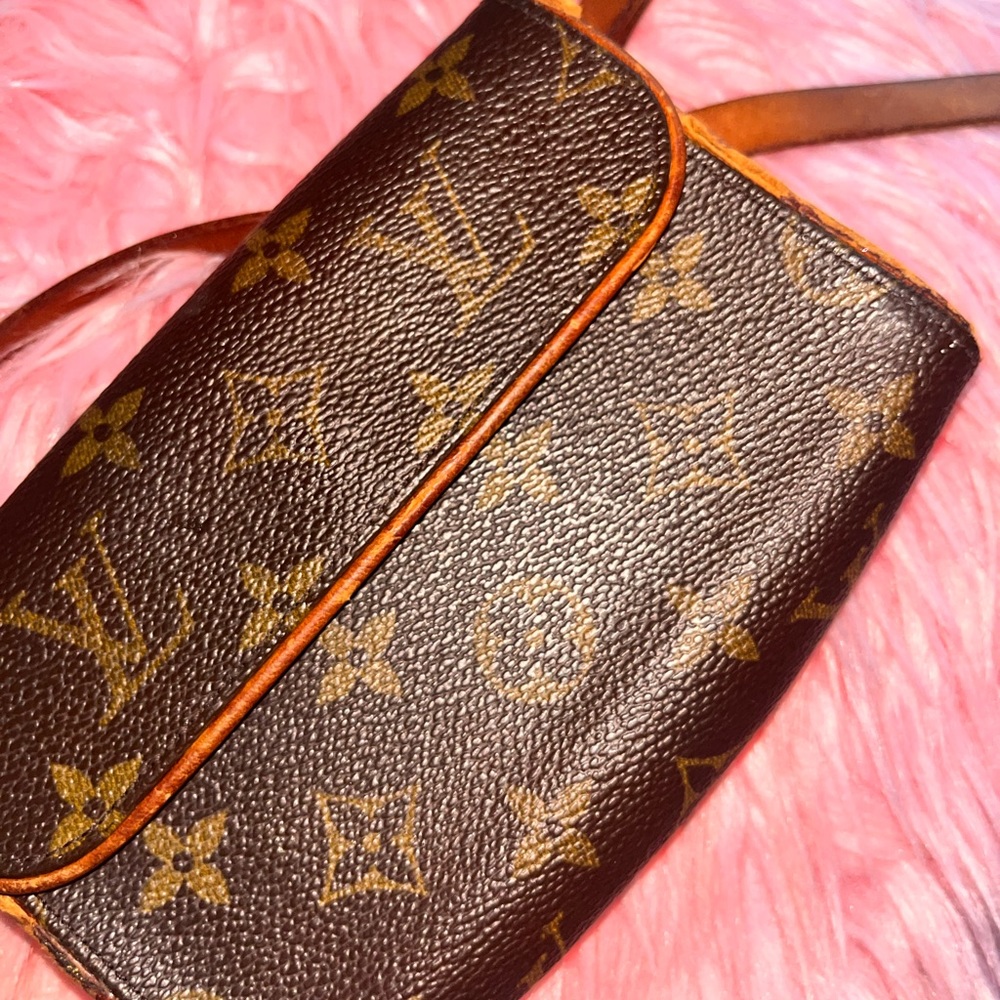Louis Vuitton Monogram Belt Bag
Peeling with Replacement Hardware MAKE AN OFFER